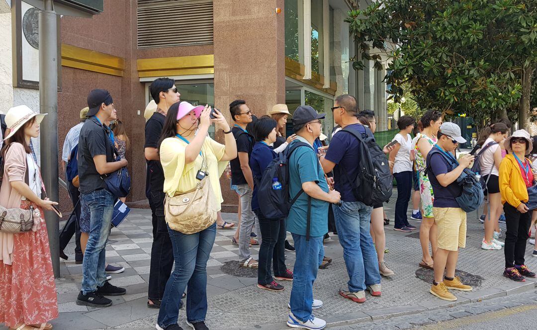 Turistas asiáticos en Granada en septiembre