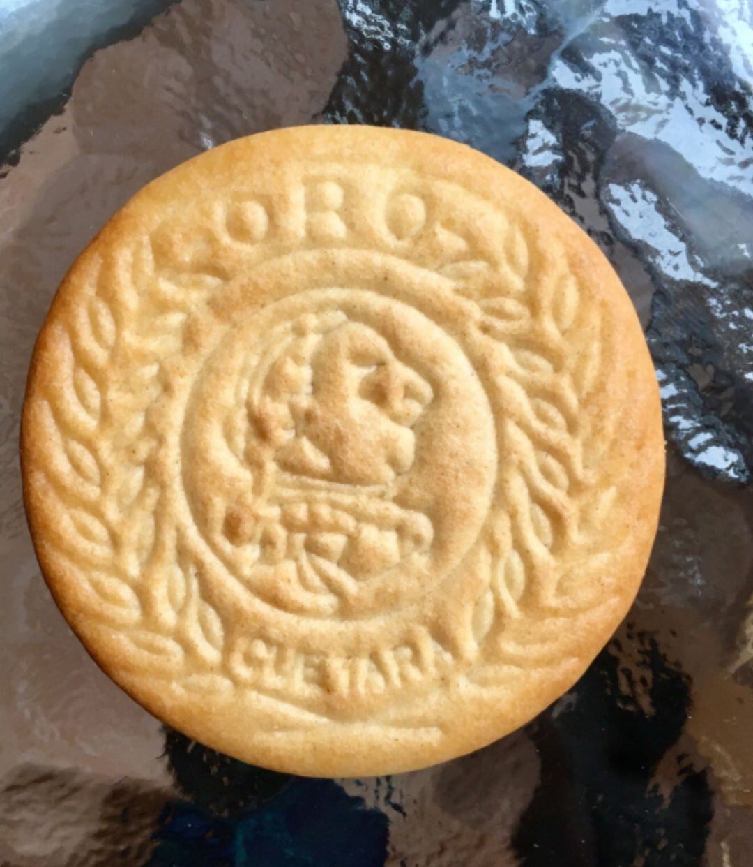 Figura grabada en una galleta 'María Oro'.