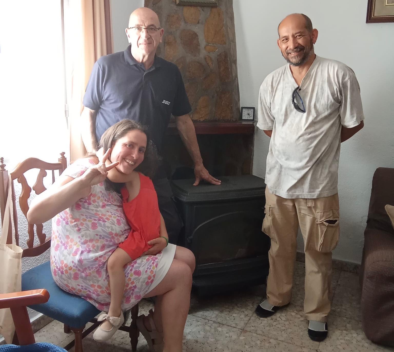 En la foto de portada, Mar y Carlos aparecen con Montse, de proyecto Arraigo, en la plaza de Sotos. En esta foto les acompaña su casero.