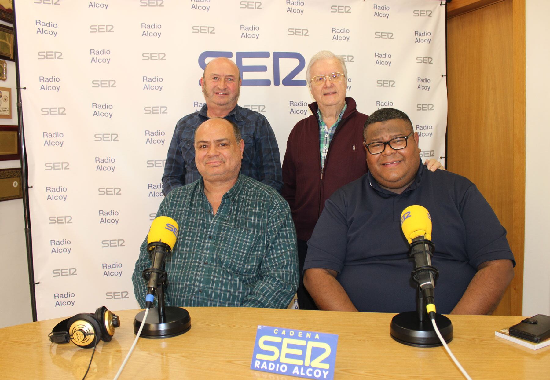 Juan Antonio Domínguez, Pepe Bernabeu y Jesús Fuentes, junto a Paco Aznar en el estudio central de Radio Alcoy