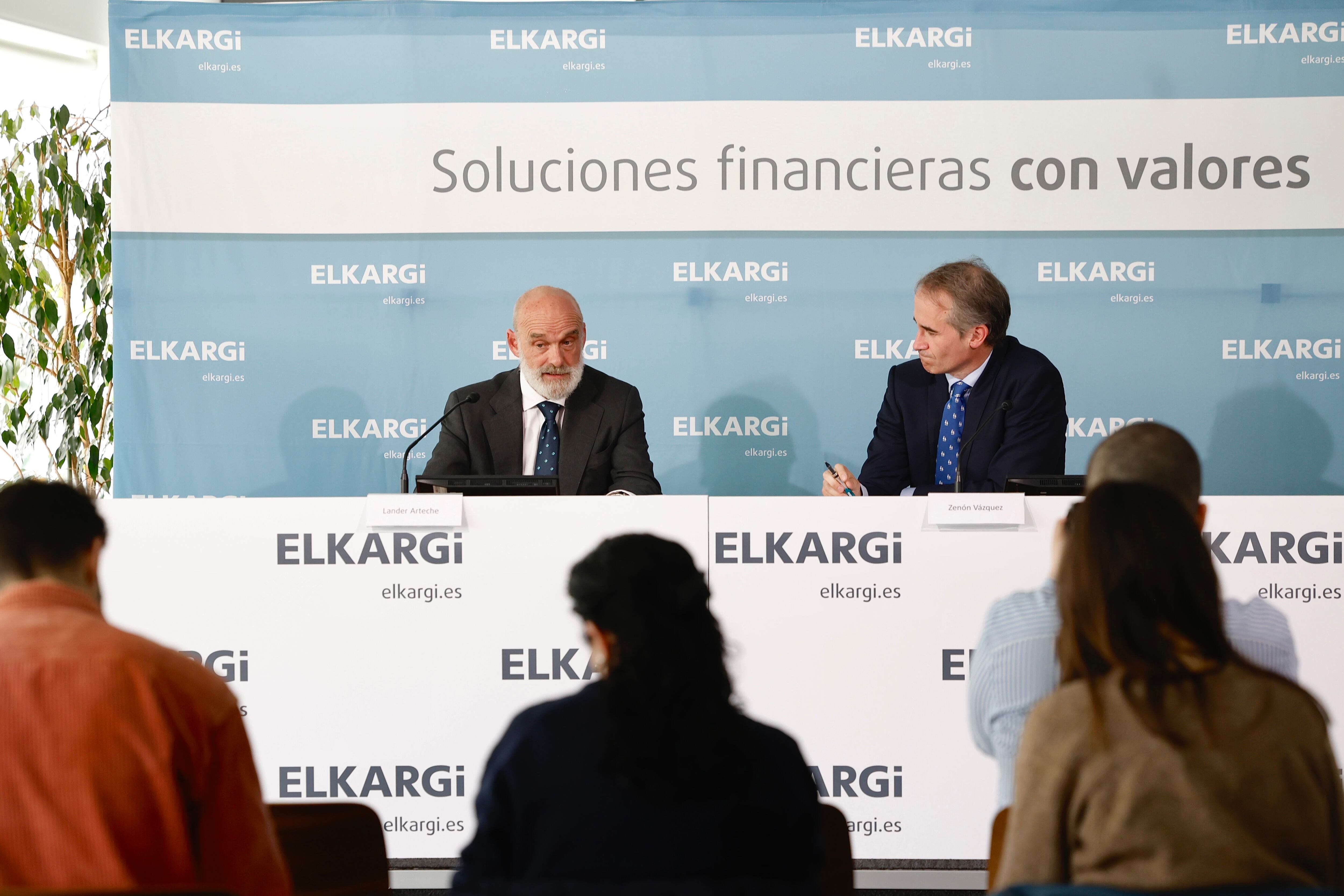 El presidente de Elkargi, Lander Arteche (i), y el director general, Zenon Vázquez (d).