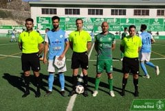 Los capitanes del Mancha Real y El Ejido poco antes de iniciarse el partido que significó una nueva derrota del equipo manchego