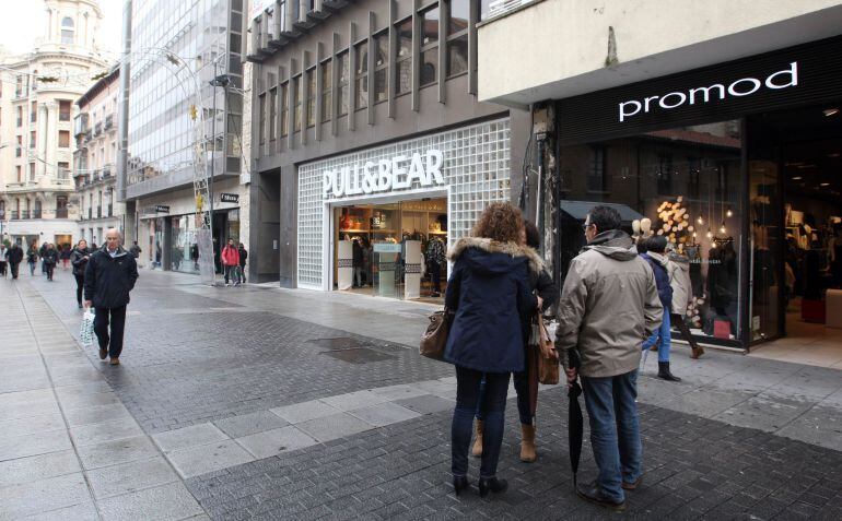 Varios ciudadanos pasean por la calle Santiago