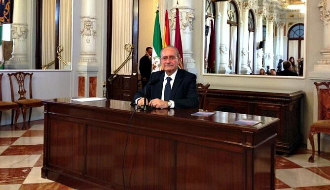 Francisco de la Torre, alcalde de Málaga, en el Salón de los Espejos del Ayuntamiento