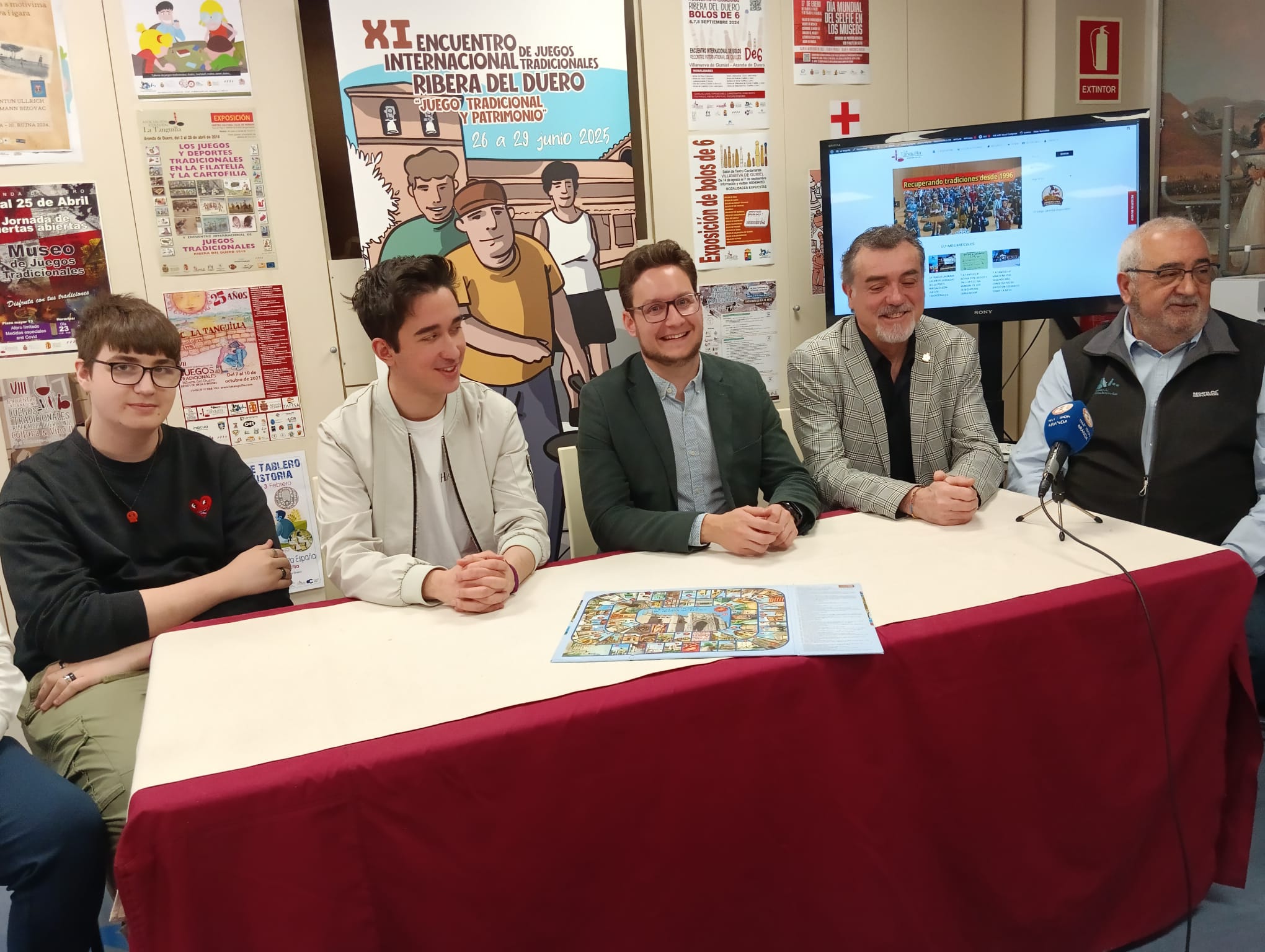 Presentación del juego con los artífices, el alcalde, el concejal del área y el presidente de La Tanguilla