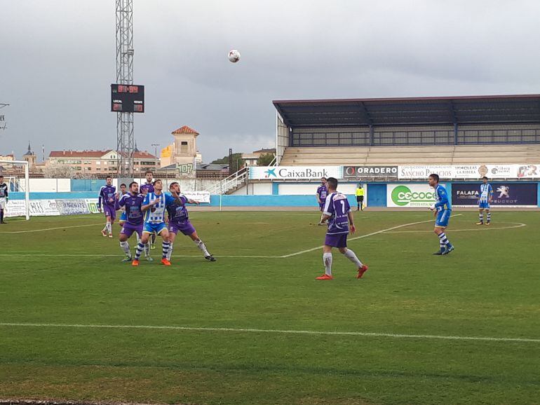 Rubiato, que pugna por un esférico, volvió a marcar, en esta ocasión por partido doble y ya es el pichichi con 13 goles.