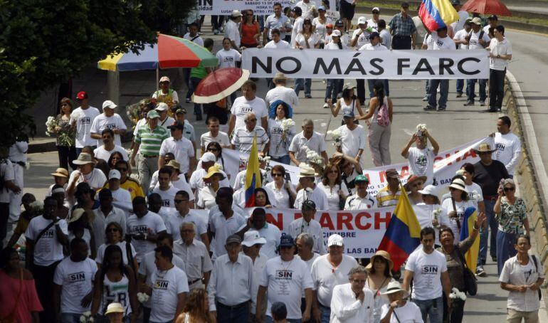 Cientos de personas, el pasado sábado 13 de diciembre de 2014, marchan por las calles de Colombia, en una manifestación contra la supuesta impunidad en los diálogos de paz que se realizan en la Habana (Cuba) y el accionar de la guerrilla de las FARC.