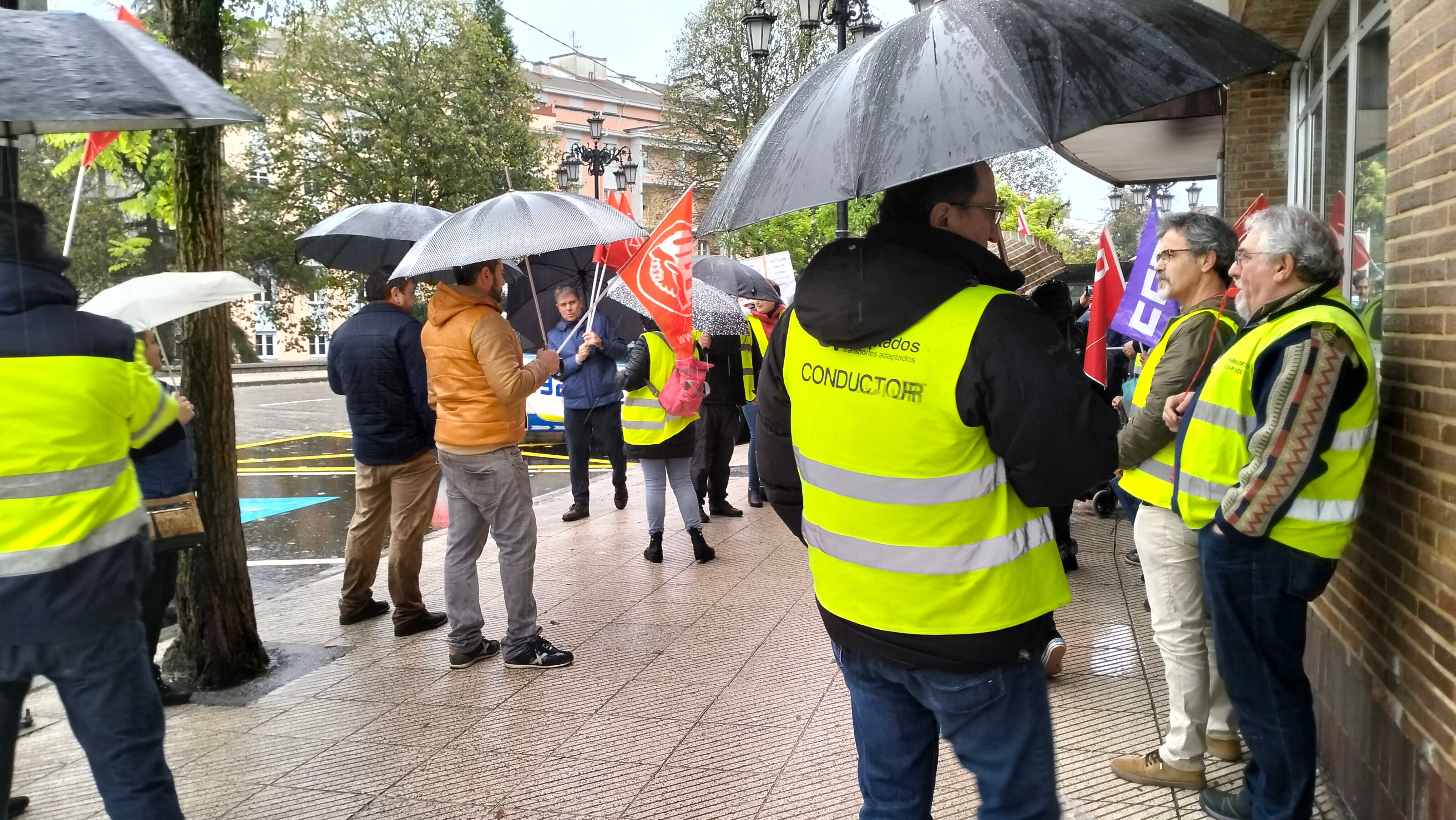 Trabajadores de las empresas de transporte de mayores manifestándose a las puertas del ERA