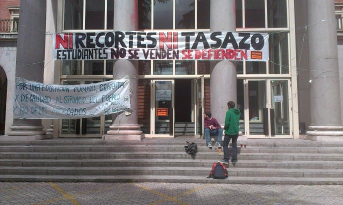 Pancartas con lemas de protesta a las puertas del rectorado de la Universidad Complutense de Madrid.