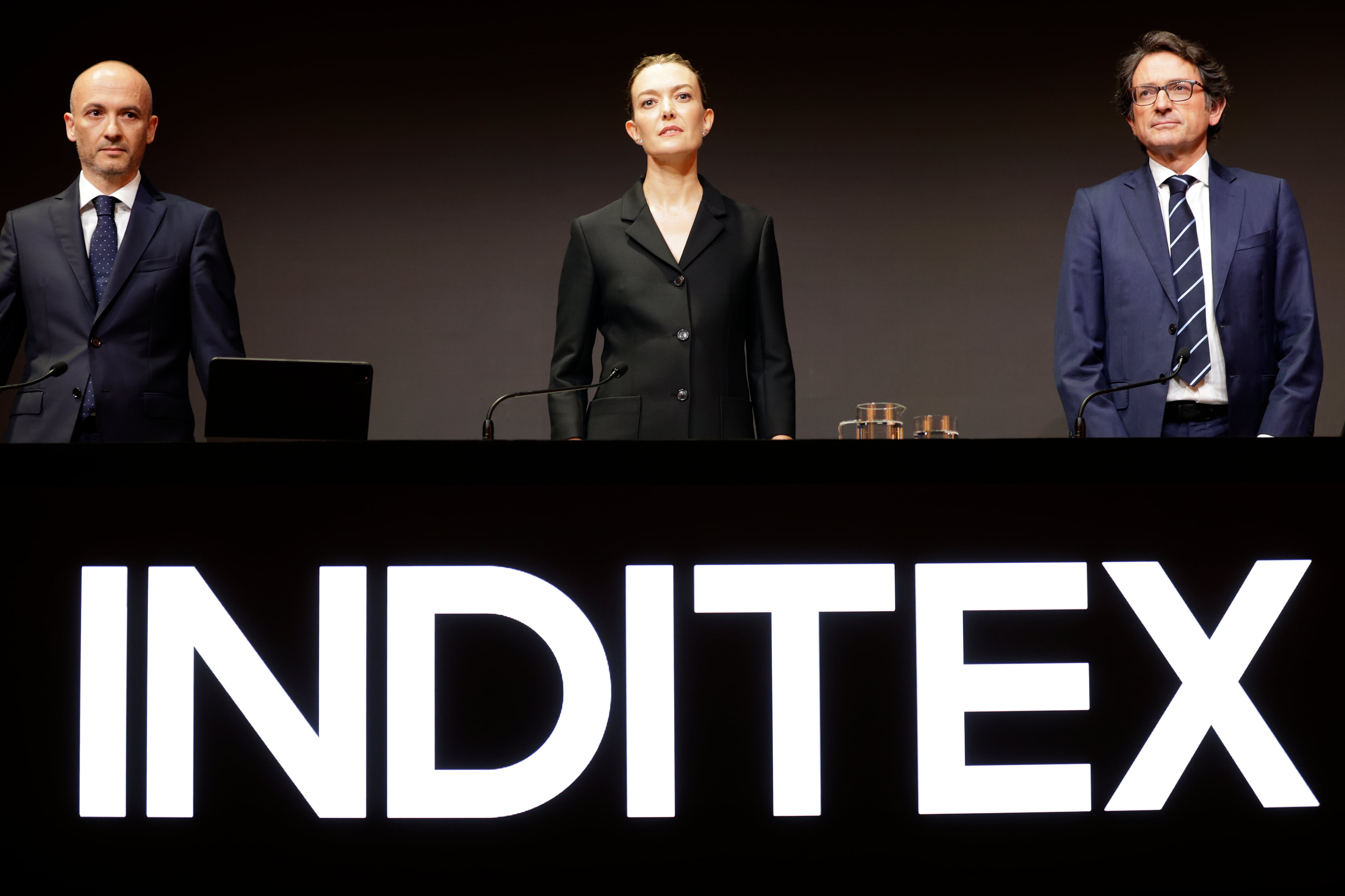 La presidenta de Inditex, Marta Ortega; el consejero delegado, Óscar García Maceiras (i) y el secretario general, Javier Monteoliva (d), durante la Junta general de accionistas celebrada este martes en la sede de la multinacional en Arteixo.