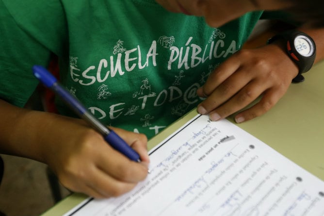 Un alumno con la camiseta de la Escuela Pública.