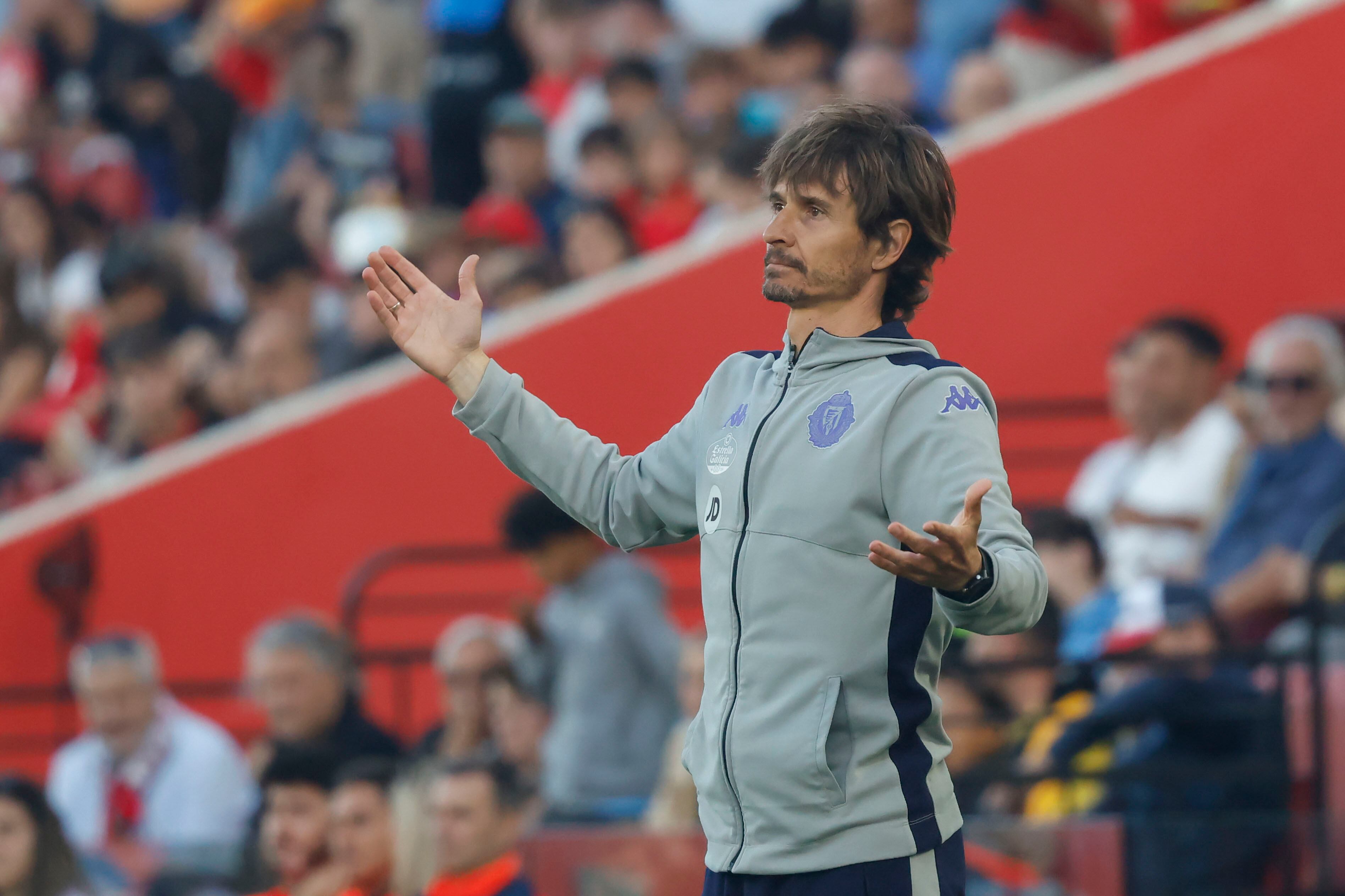 PALMA, 10/05/2025.-El entrenador del Valladolid Álvaro Rubio durante el partido de la jornada 35 de LaLiga EA Sports, este sábado en el Estadi Mallorca Son Moix en Palma.-EFE/ Cati Cladera