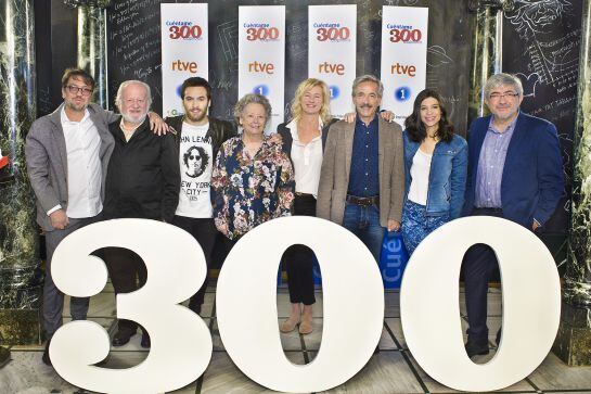 De izda. a drcha.: Miguel Ángel Bernardeu (productor), Juan Echanove, Ricardo Gómez, María Galiana, Ana Duato, Imanol Arias, Irene Visedo y Fernando López Puig (director de ficción de TVE)