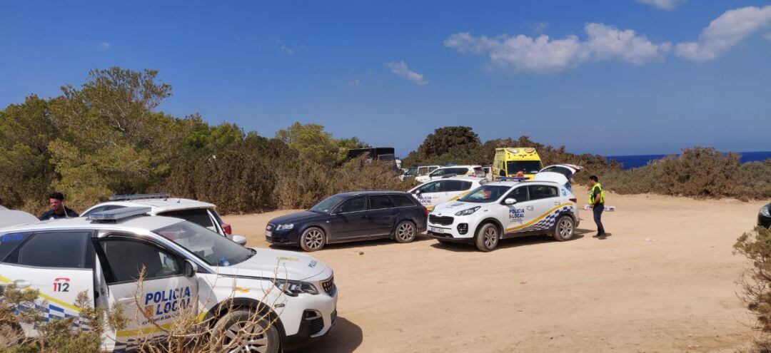 Vehiculos policiales y ambulancias en la zona donde se celebraba la fiesta