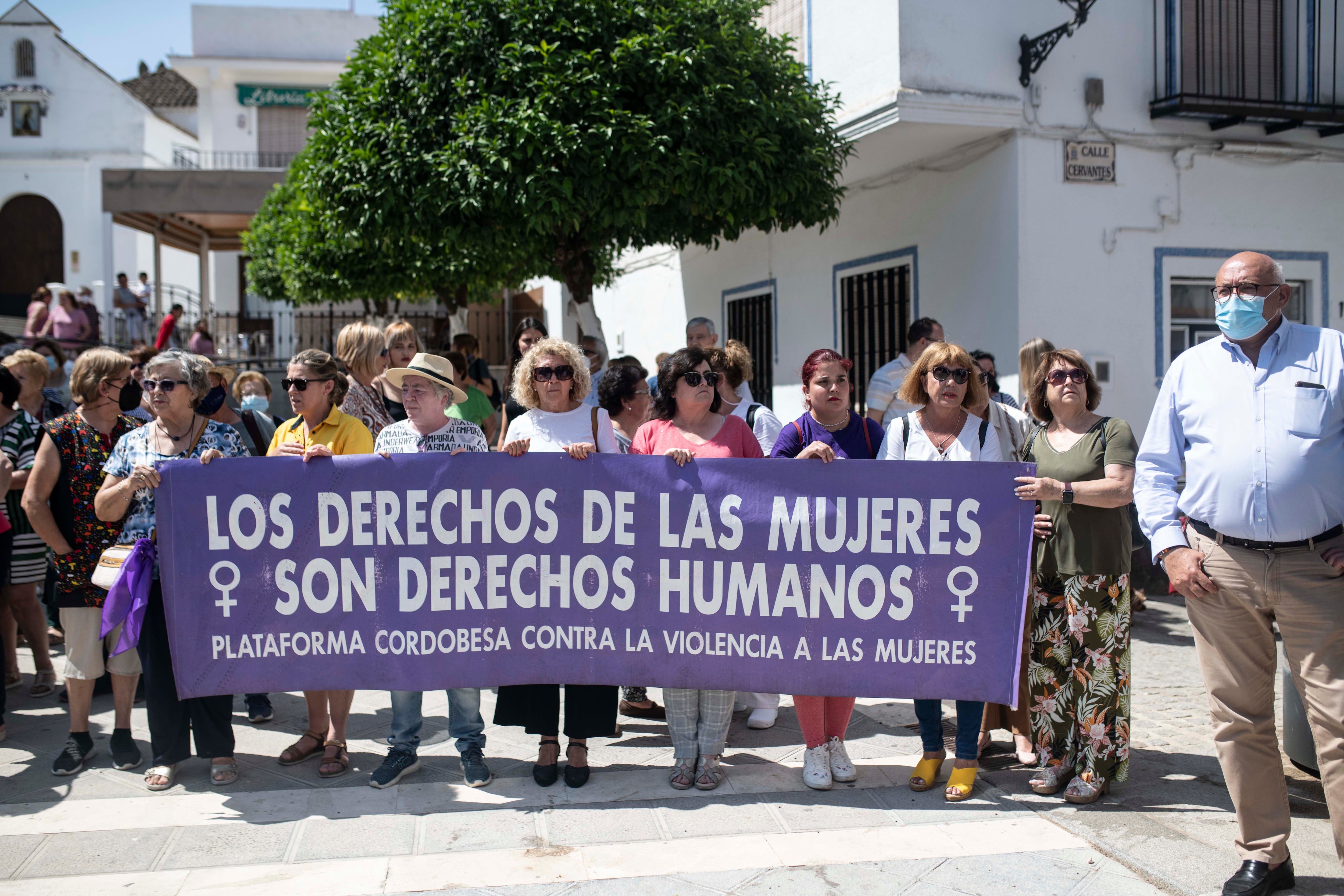 Plataforma cordobesa contra la Violencia a las Mujeres que junto con vecinos de la localidad cordobesa de Montemayor han guardado un minuto de silencio por el asesinato, en la madrugada del domingo, de una joven de 26 años acuchillada presuntamente por su pareja, un hombre de 30 años.