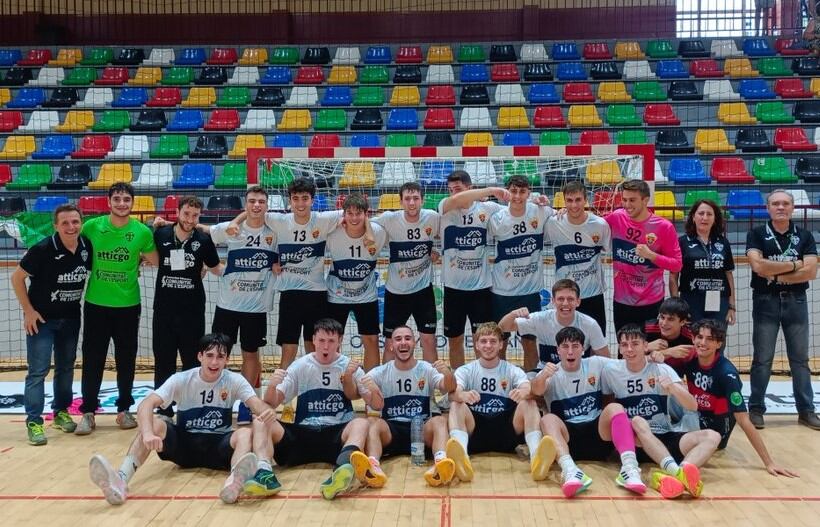 Técnicos y jugadores del CBM Elche posan tras su victoria ante Maristas Algemesí