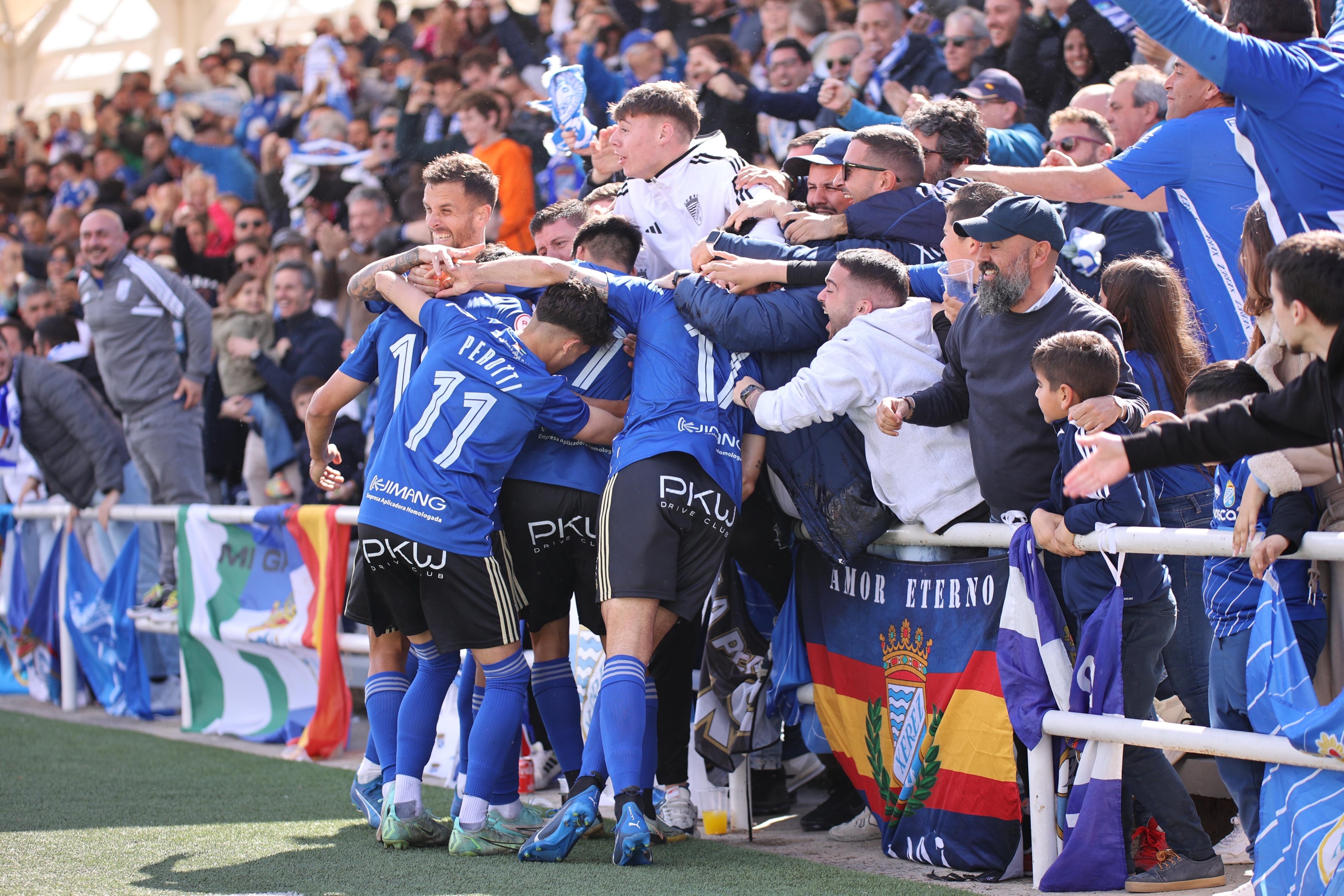 Jugadores del Xerez CD celebran el gol de Belizón en Utrera con los aficionados