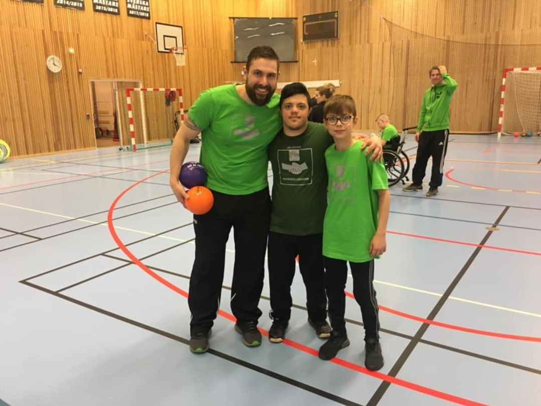 Pérez Marne, junto a dos de sus alumnos del programa "El Espíritu del balonmano" (Handbollsandan)