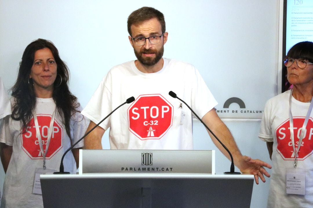 Portaveus del col·lectiu &#039;Aturem C-32&#039;, al faristol de la sala de premsa del Parlament