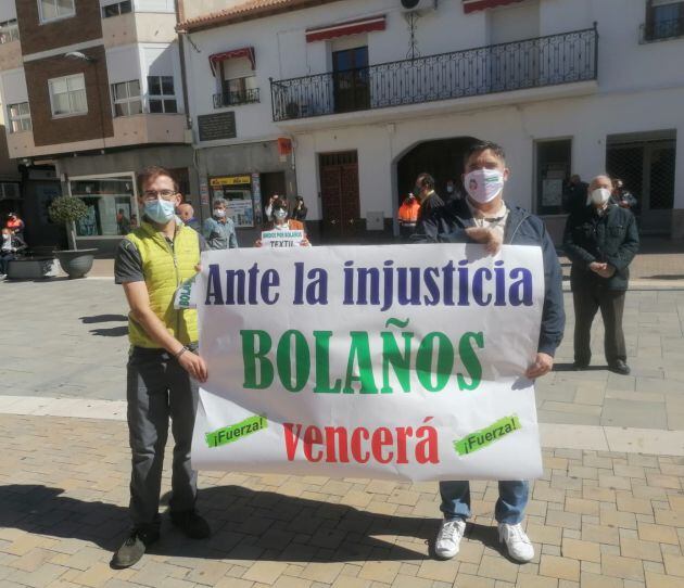 Imagen de varios profesionales este sábado en la plaza de Bolaños