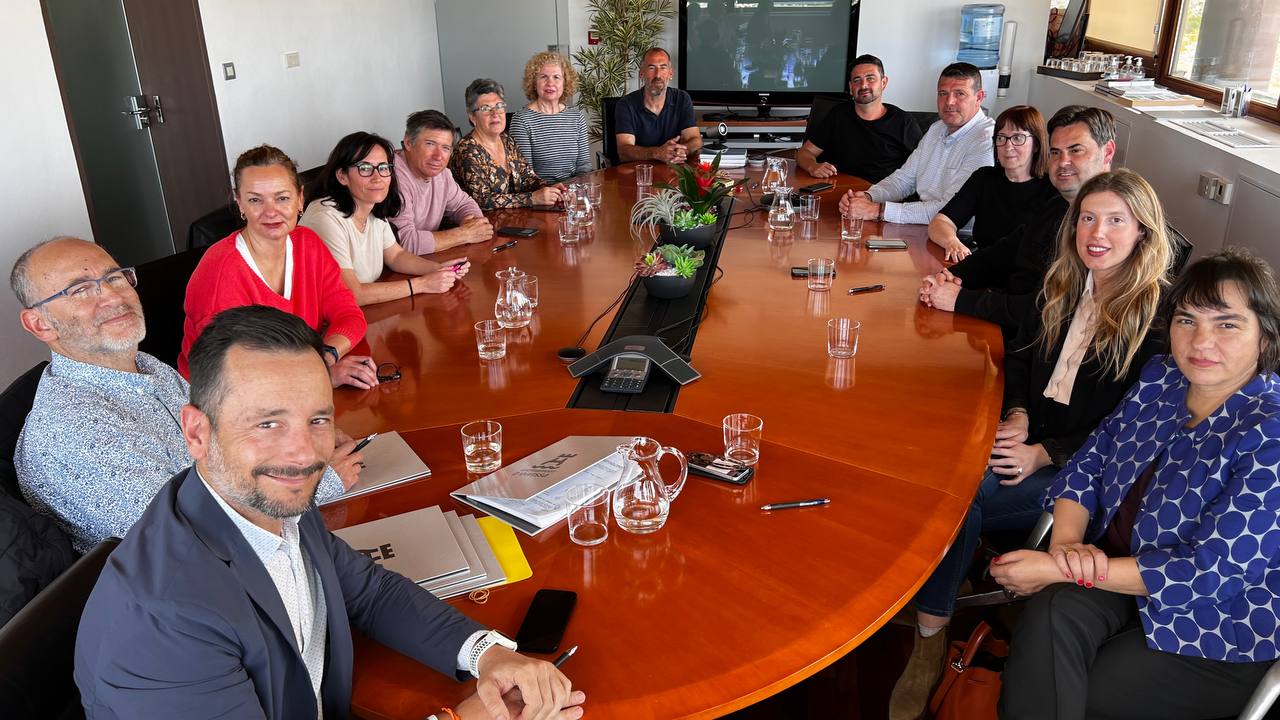 Un momento durante la firma