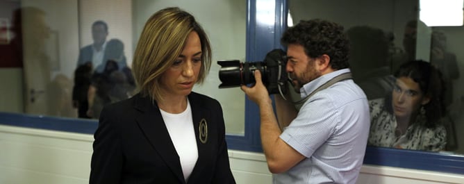 Carme Chacón sale de la sala de prensa tras anunciar que no concurrirá a las primarias