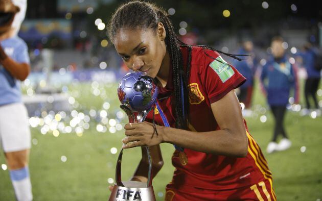 La jugadora española Salma Paralluelo celebra la victoria ante México tras la final de la Copa Mundial Femenina de Fútbol Sub-17.