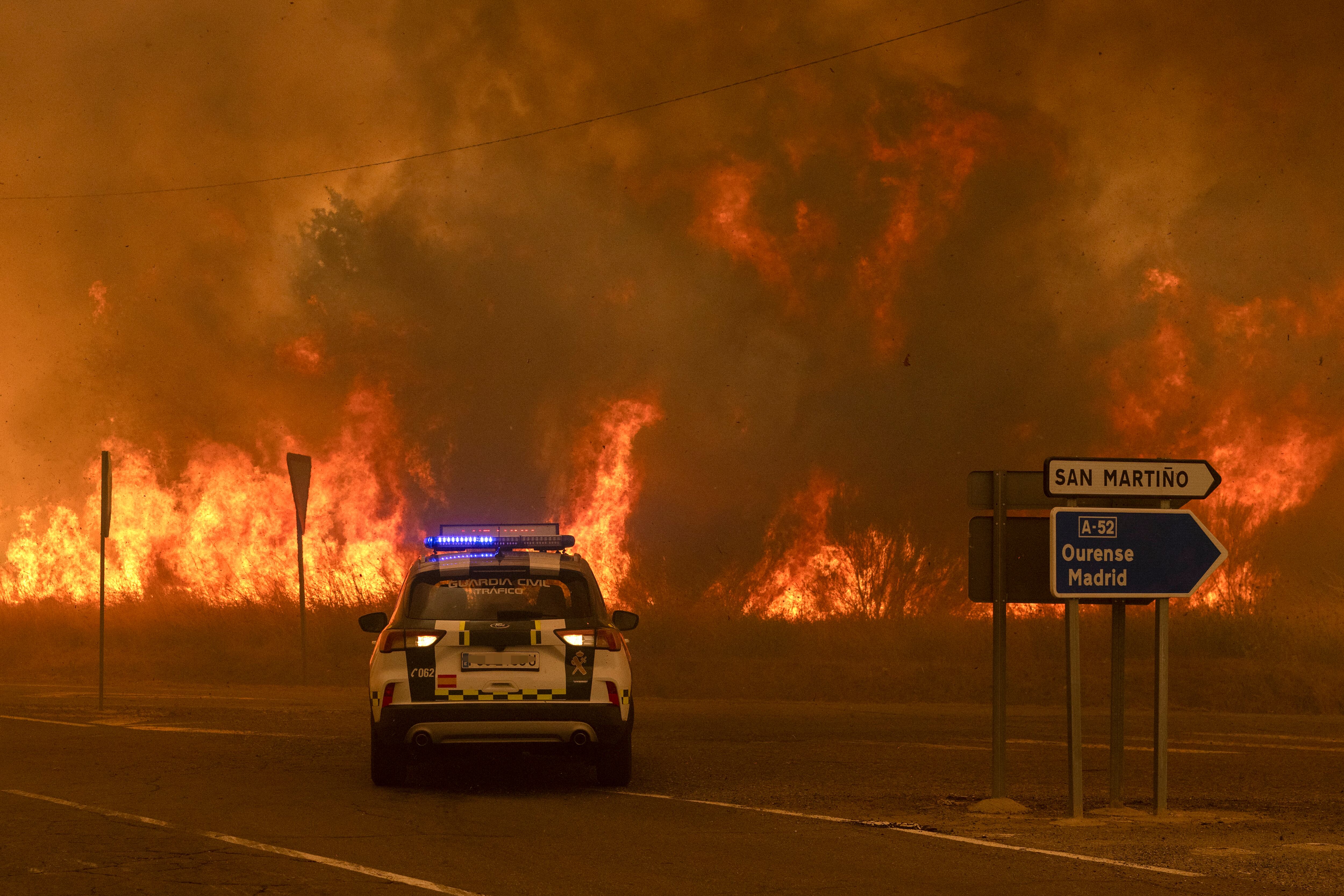 El fuego sigue devorando el monte ourensano