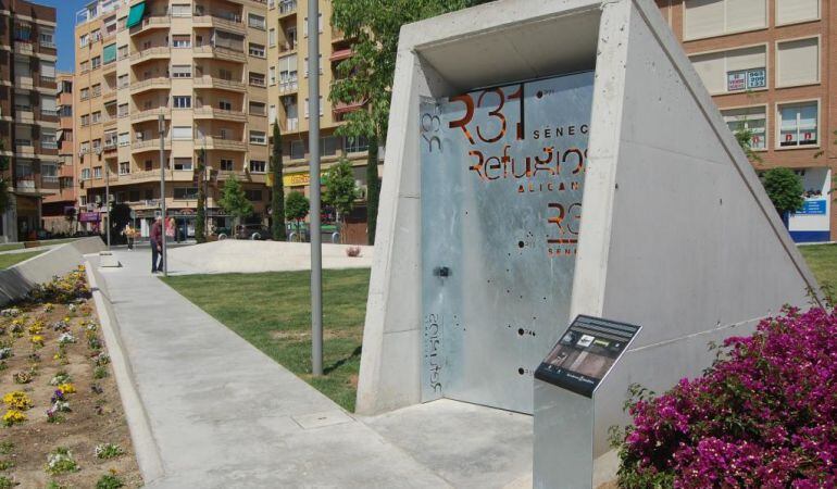 Entrada del refugio antiaéreo de la Guerra Civil en la plaza Seneca