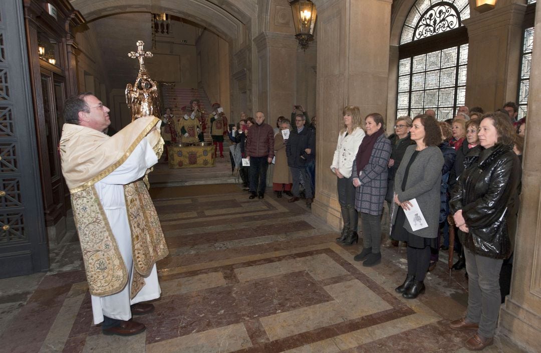 El gobierno de Navarra recibe en la escalera principal del Palacio de Navarra al Ángel de Aralar en 2018