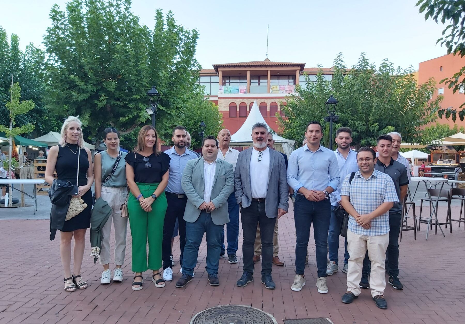 Les autoritats posen en la plaça Matzem