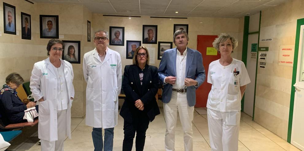 Estíbaliz Tolosa (centro) con Javier Arredondo, de la asociación de pacientes, y distintos directivos del Hospital San Jorge