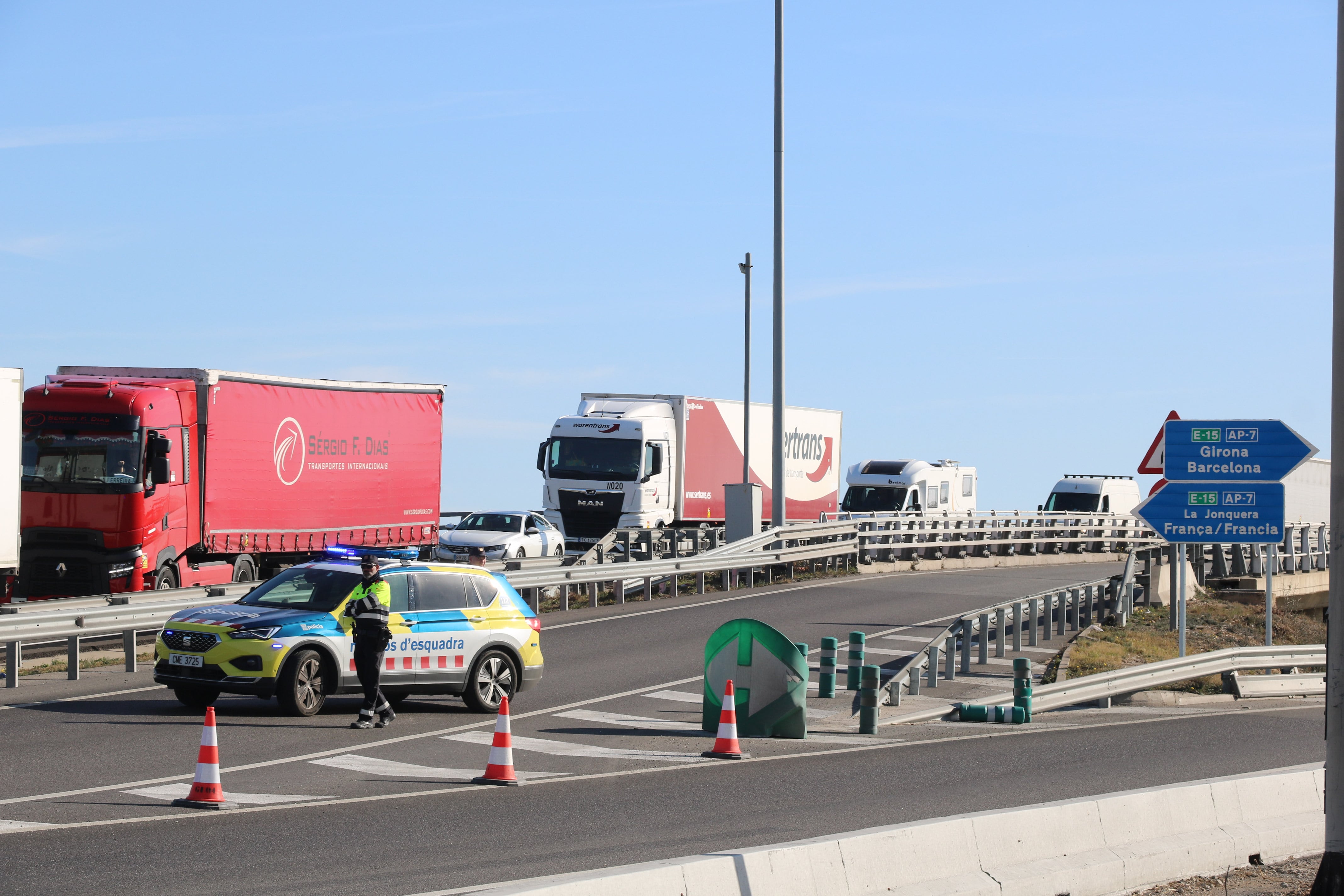 Punt en què els Mossos d&#039;Esquadra desvien els vehicles que circulen per l&#039;autopista AP-7 en sentit nord.