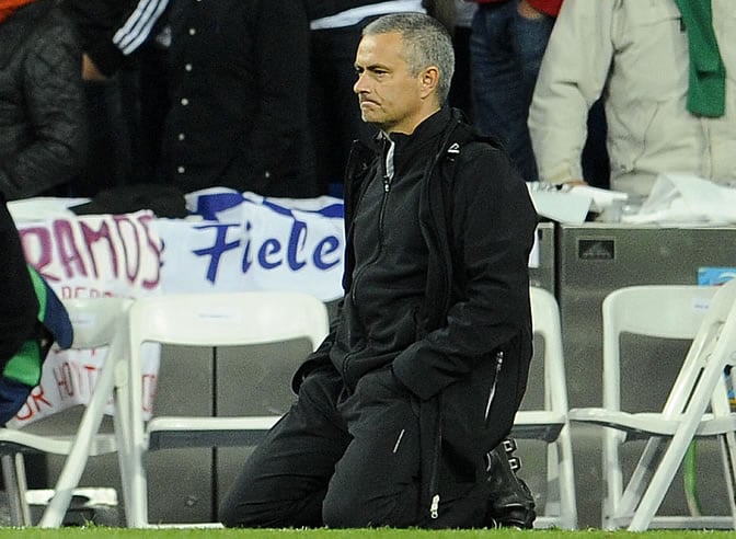 Mourinho, de rodillas, durante la tanda de penaltis en la semifinal de Champions que disputaron Real Madrid y Bayern de Múnich