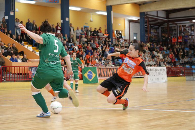 Peque intenta recuperar o balón