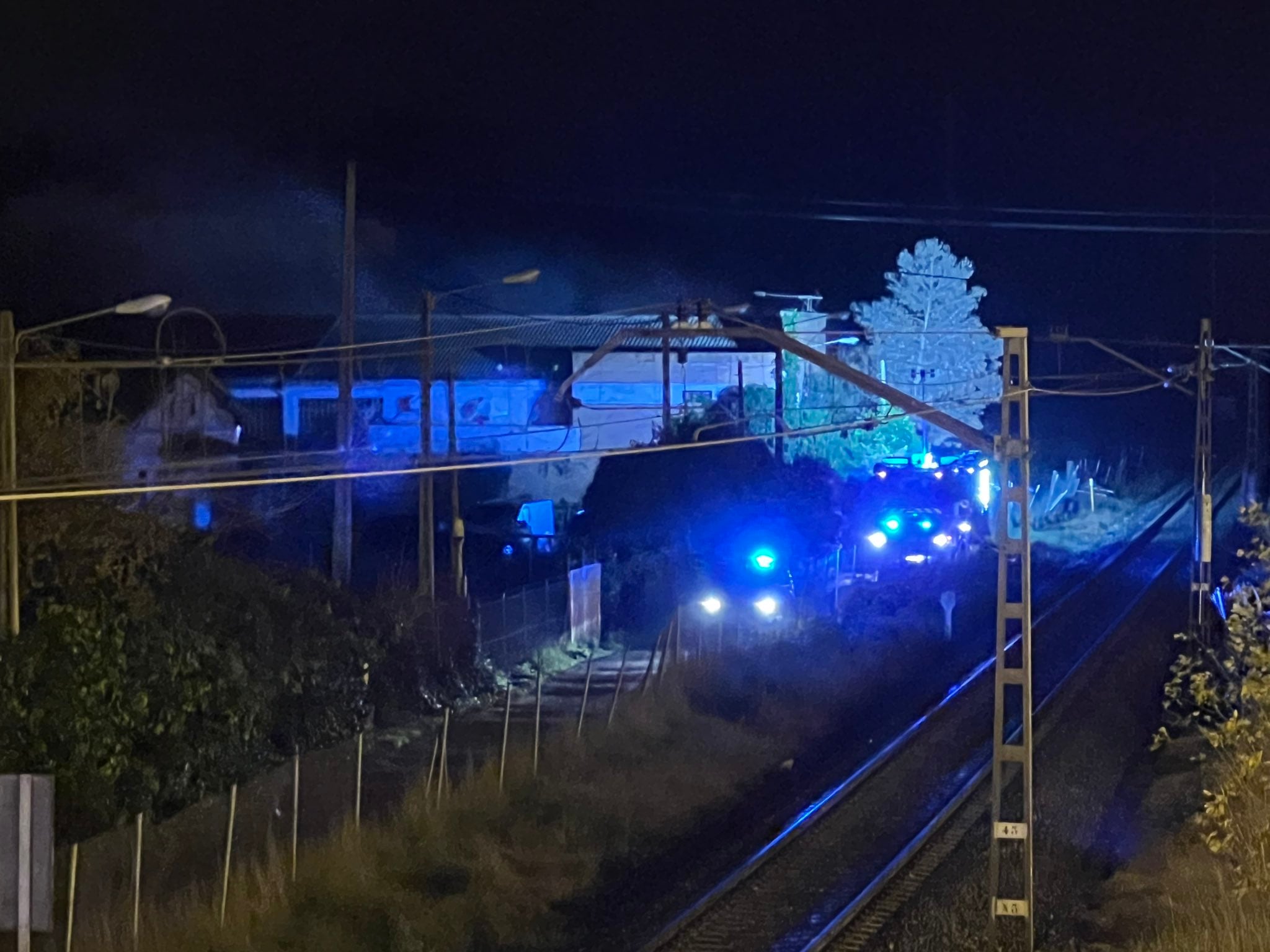 Incendio en una nave industrial cercana a la vía del tren en Logroño