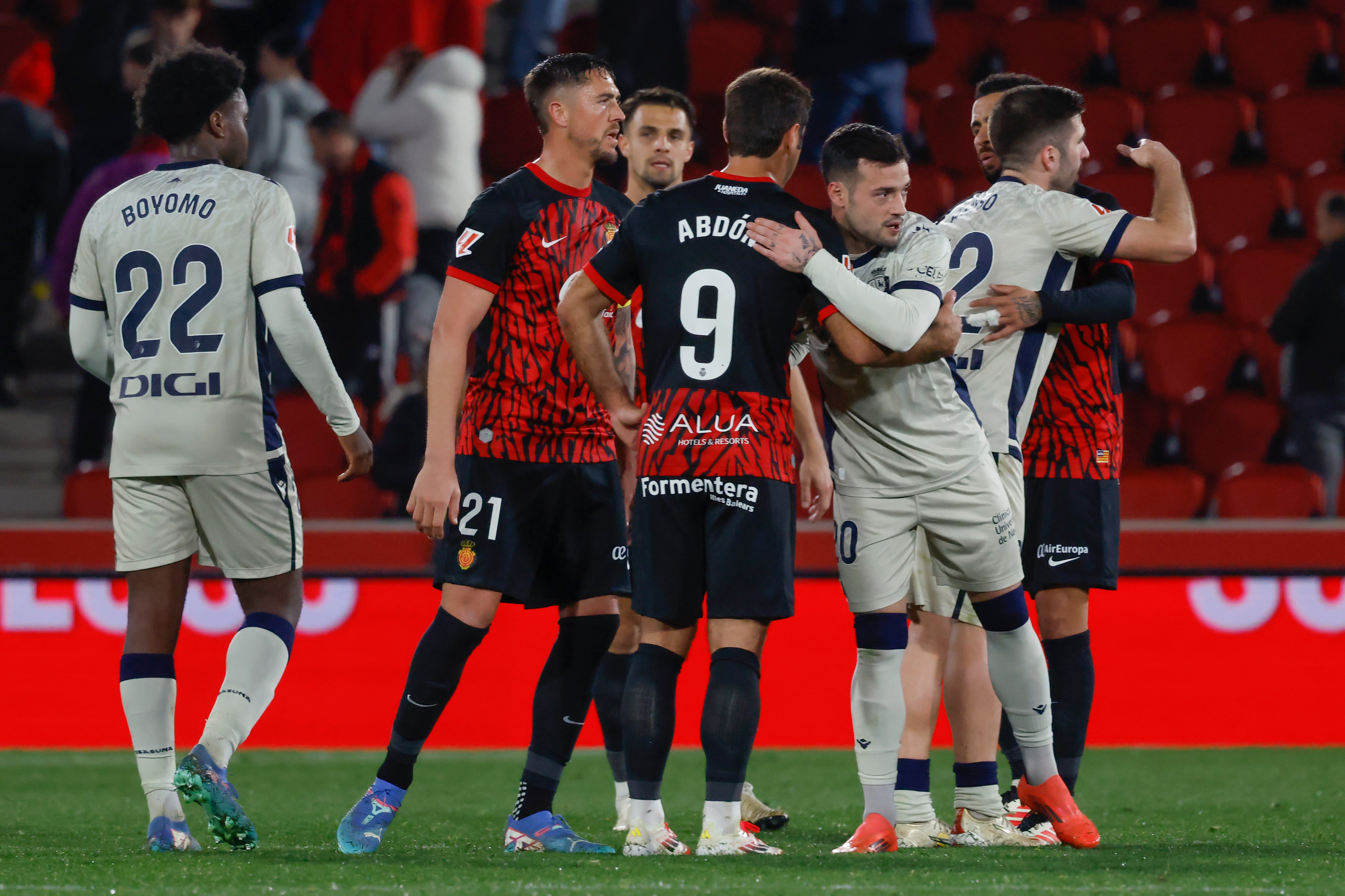 PALMA DE MALLORCA, 10/02/2025.- Los jugadores de Osasuna y RCD Mallorca a la finalización del encuentro correspondiente a la jornada 23 de Laliga EA Sports que han disputado hoy lunes en el estadio de Son Moix, en la capital balear. EFE/CATI CLADERA.
