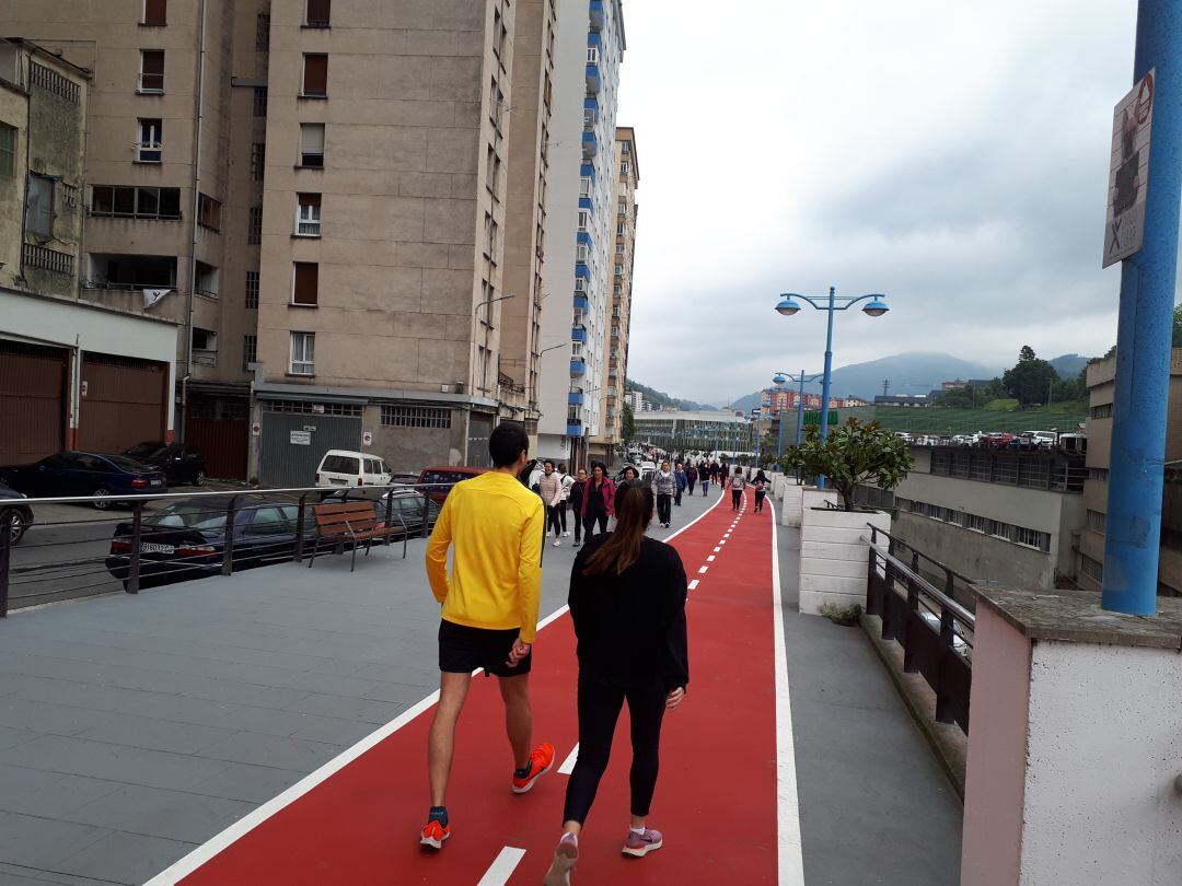 El paseo de Amaña se ha convertido en uno de los lugares más transitados de Eibar estos días 