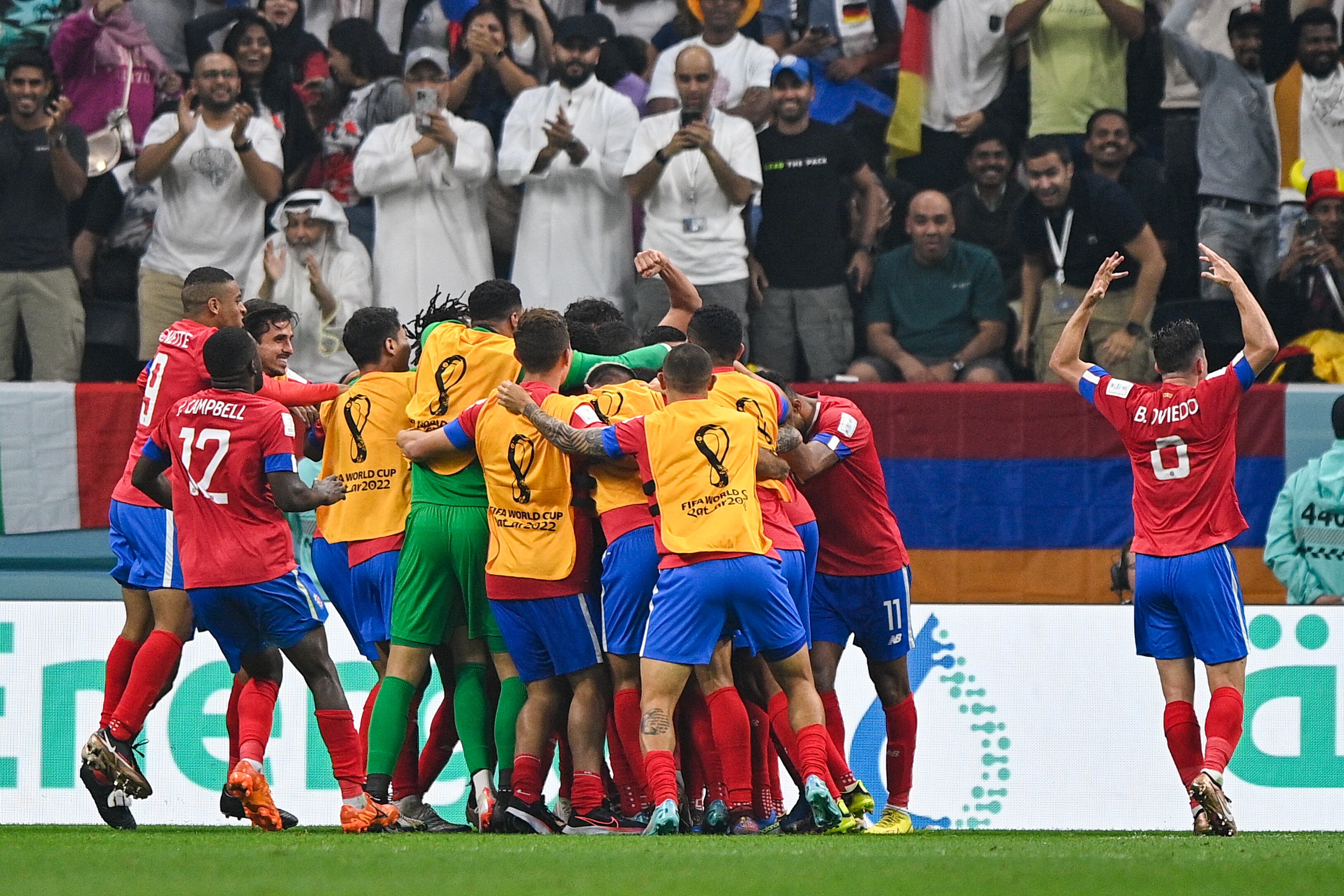 Los jugadores de Costa Rica celebran el gol de Juan Vargas.