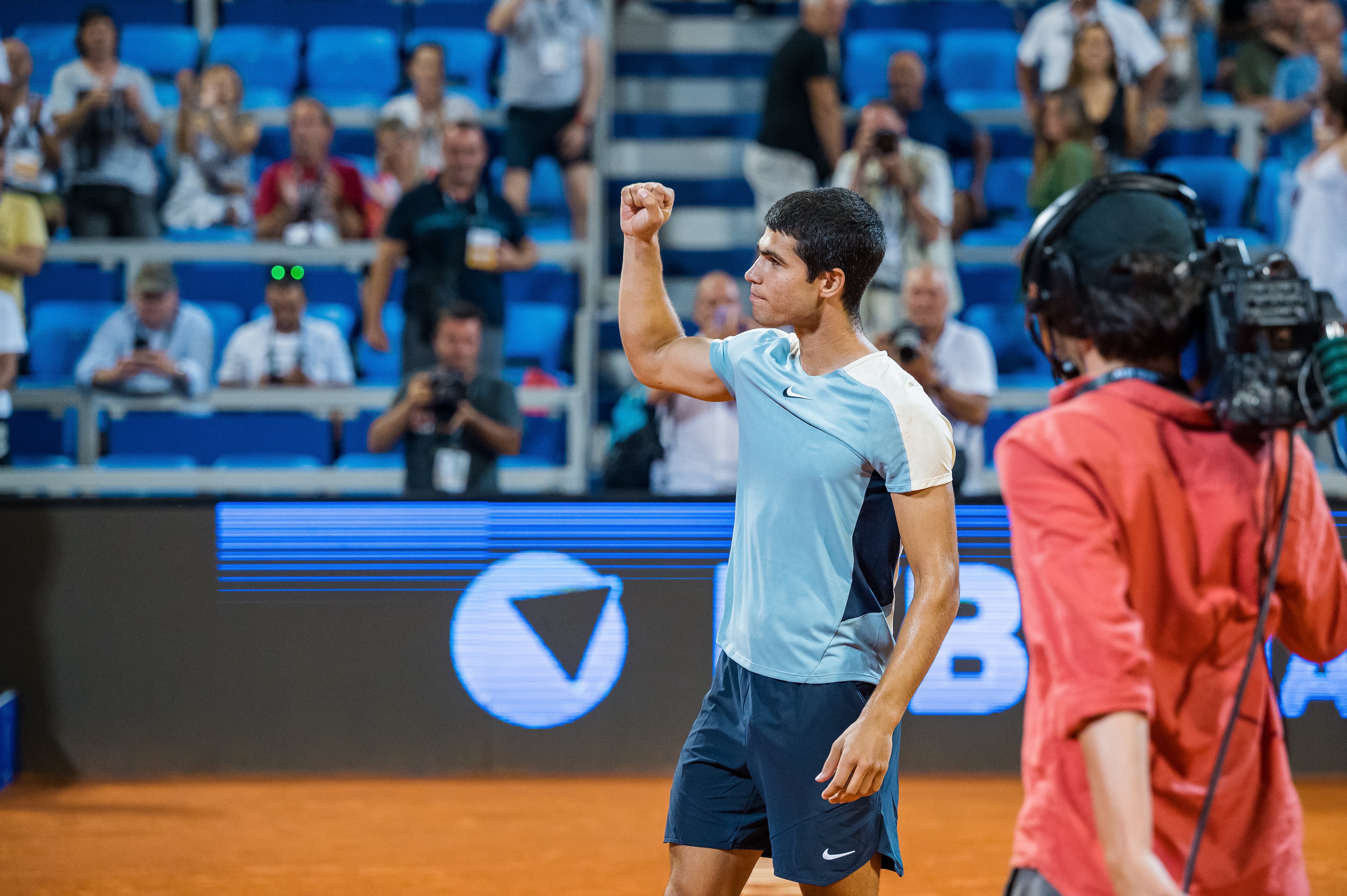 UMAG (CROACIA), 28/07/2022.- El tenista español Carlos Alcaraz celebra la victoria ante Norbert Gombos, al término del partido de octavos de final del torneo de Umag disputado este jueves en Croacia. EFE/Open de Umag ***SÓLO USO EDITORIAL, PERMITIDO SU USO SÓLO EN RELACIÓN A LA INFORMACIÓN QUE APARECE EN EL PIE DE FOTO, CRÉDITO OBLIGATORIO***
