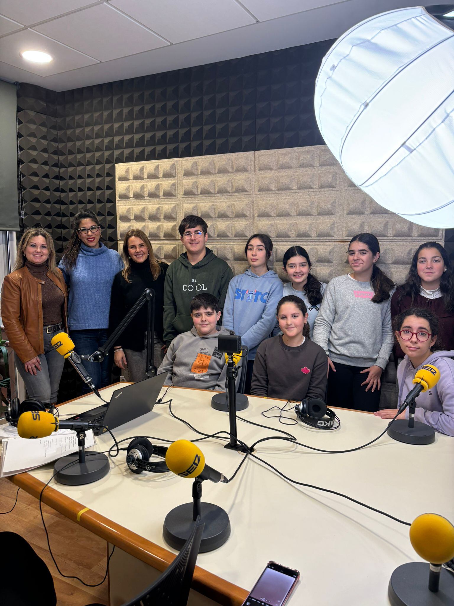 Alumnos 1º ESO  IES Fuente Nueva, junto a Nadia Montes (jefa de estudios) y Mari Carmen Bernal (técnico del  ayuntamiento)