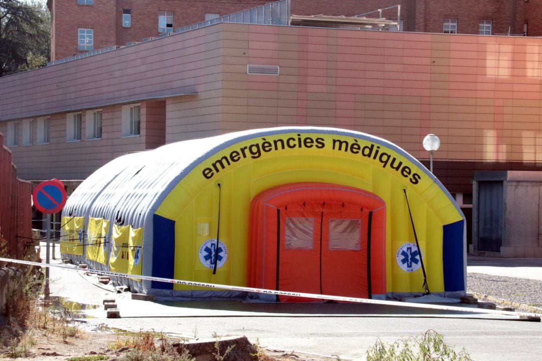 Imagen de la carpa instalada en el Hospital Arnau de Vilanova en Lleida