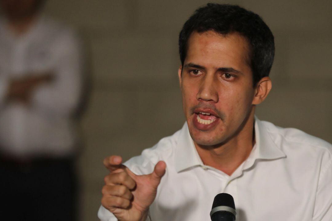 El jefe del Parlamento, Juan Guaidó, quien se proclamó presidente encargado de Venezuela hace un mes, dijo este sábado que ante los acontecimientos ocurridos este sábado en su país planteará formalmente a la comunidad internacional &quot;tener abiertas todas las opciones&quot; para liberar a su patria.