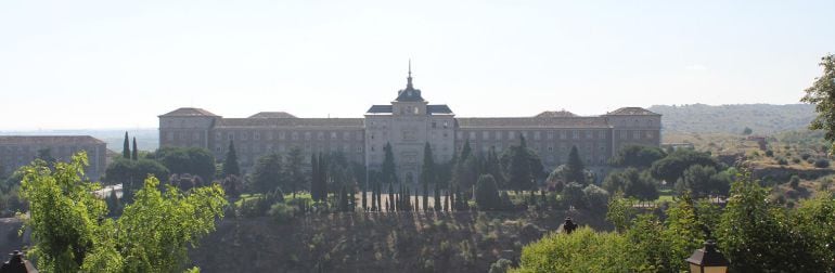 Imagen de la Academia de Infantería de Toledo, junto a la que está la residenica Los Alijares