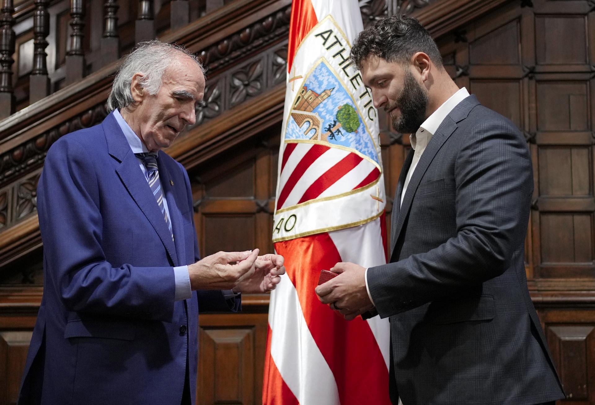 Jon Rahm, junto a José Ángel Iribar en el palacio de Ibaigane