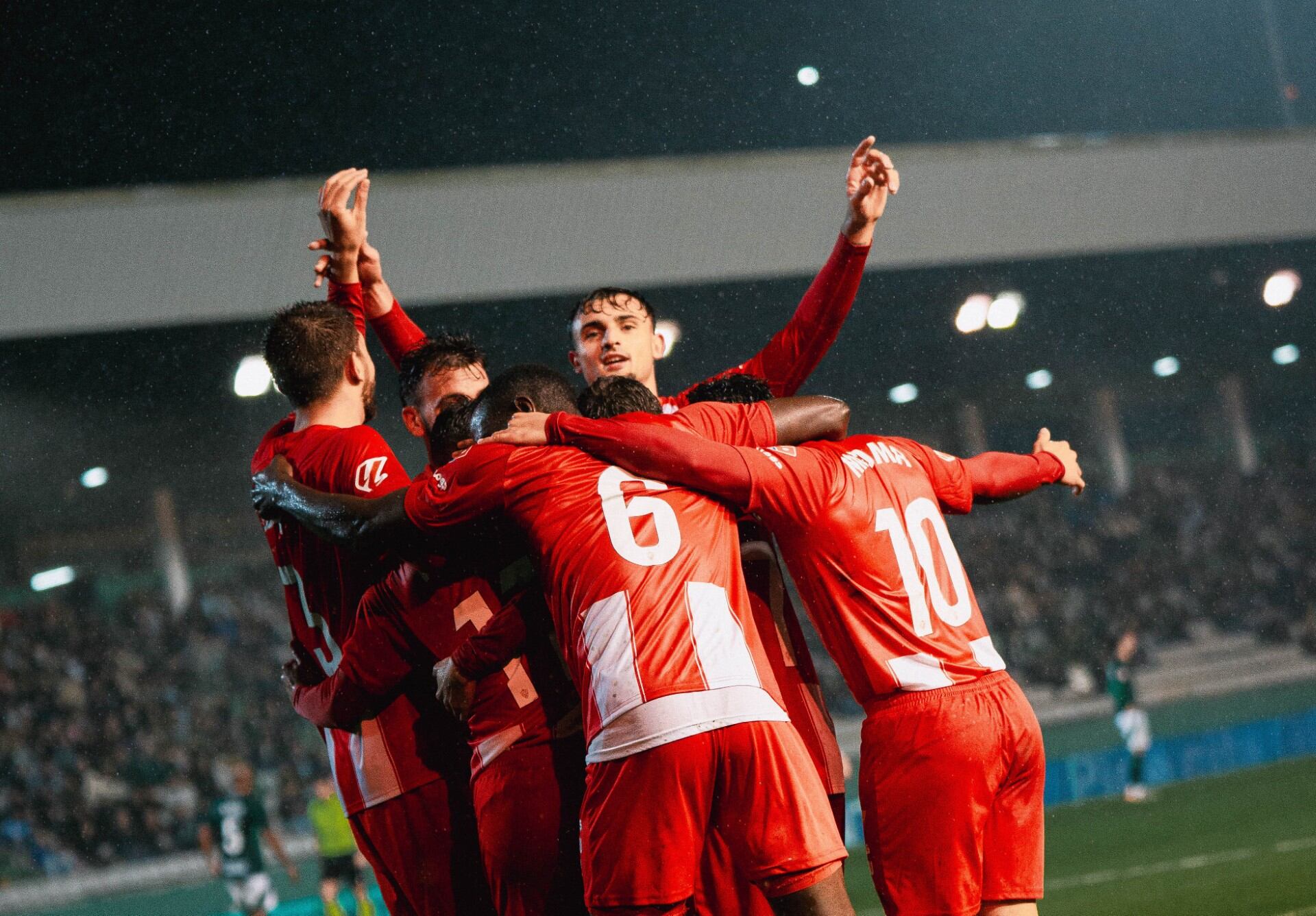 Los jugadores del Almería celebran uno de los goles en A Malata.