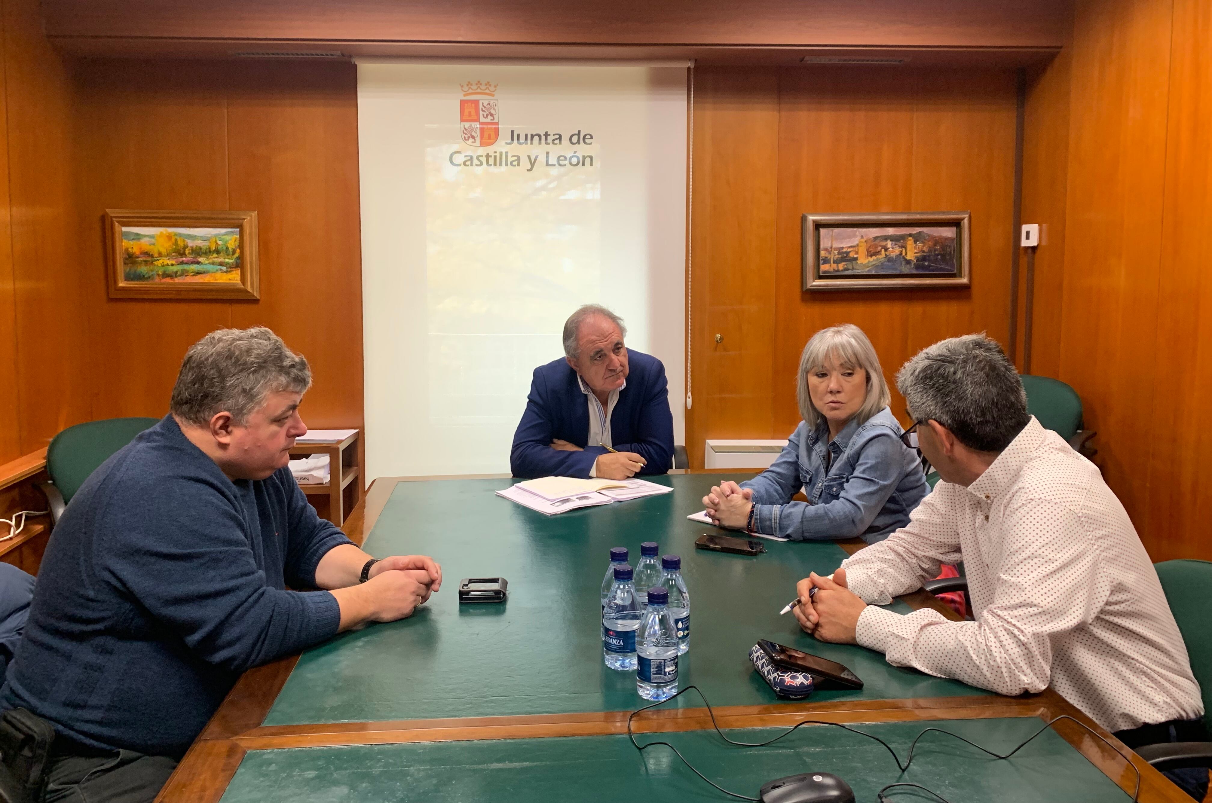 El delegado territorial se reúne con representantes municipales de Aguilar de Campoo