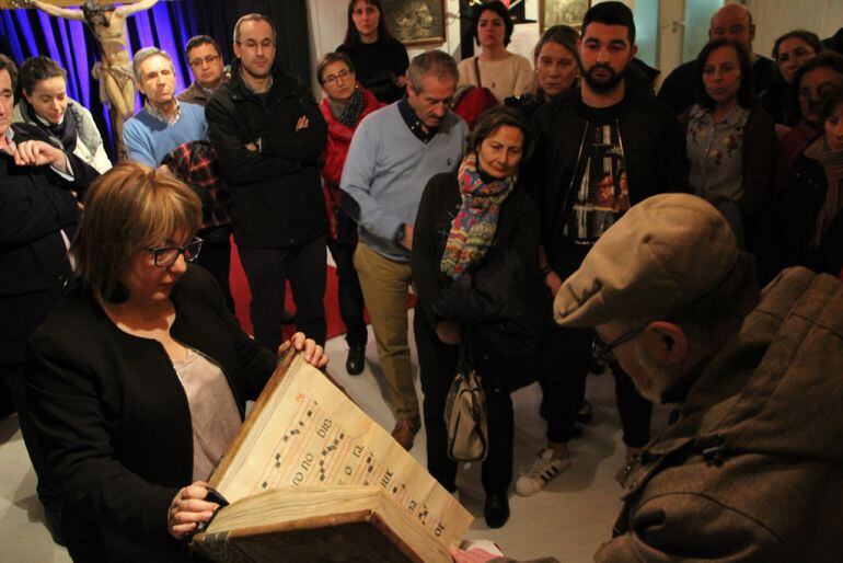 El historiador Juan Carlos Llorente muestra el cantoral del convento de la Concepción de Cuéllar. 