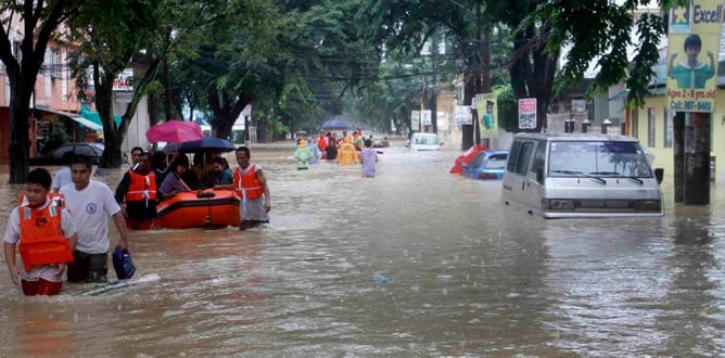 Los servicios de rescate ayudan a evacuar el barrio inundado de Marikina City en Metro Manila