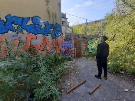 Yassine observando la puerta que construyeron en el Infierno